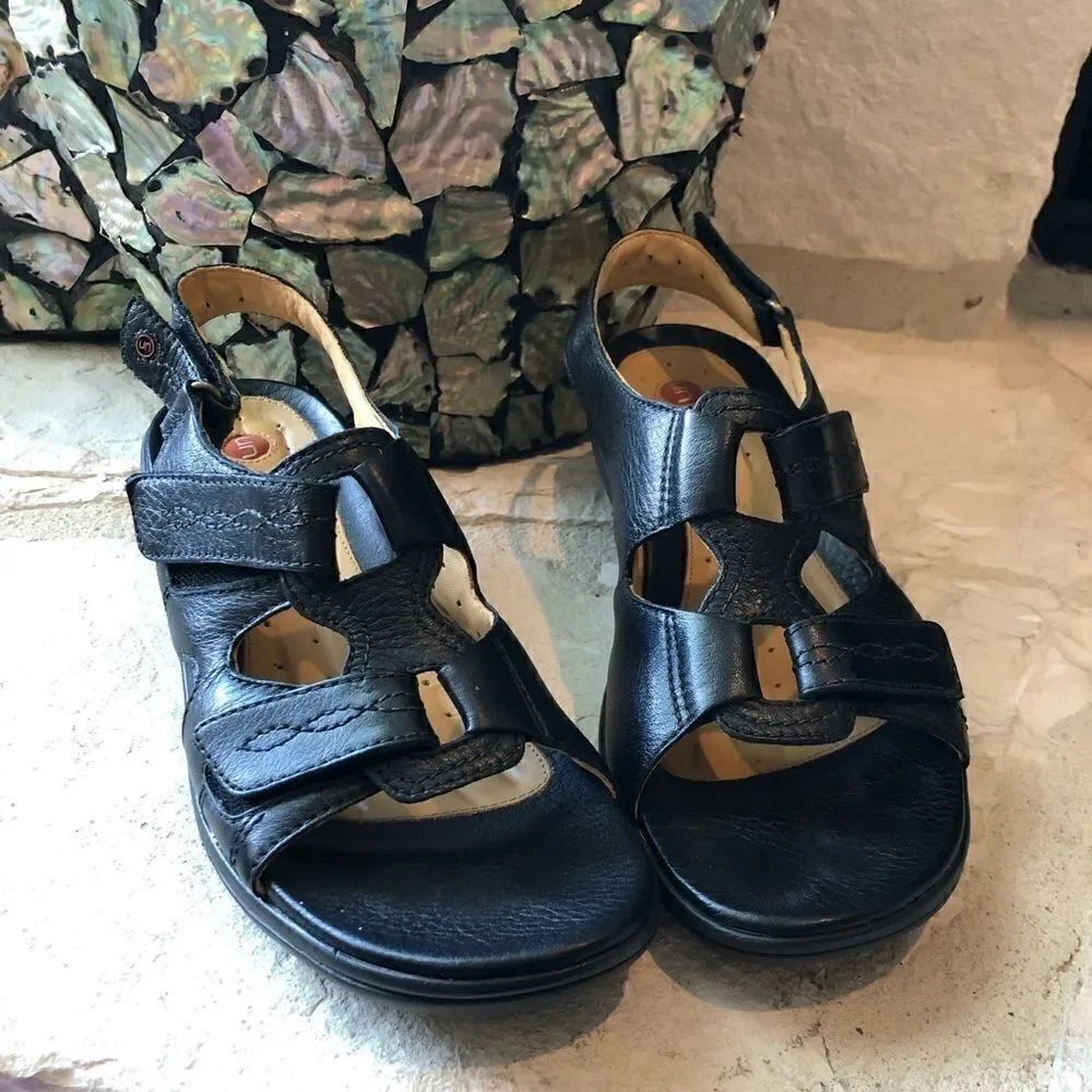 Unstructured Clark’s black sandals size 9.5N
